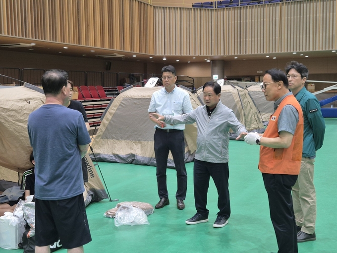 주광덕 시장이 임시대피소를 찾아 피해주민들과 대화를 나누고 있다. (사진=남양주시 제공)