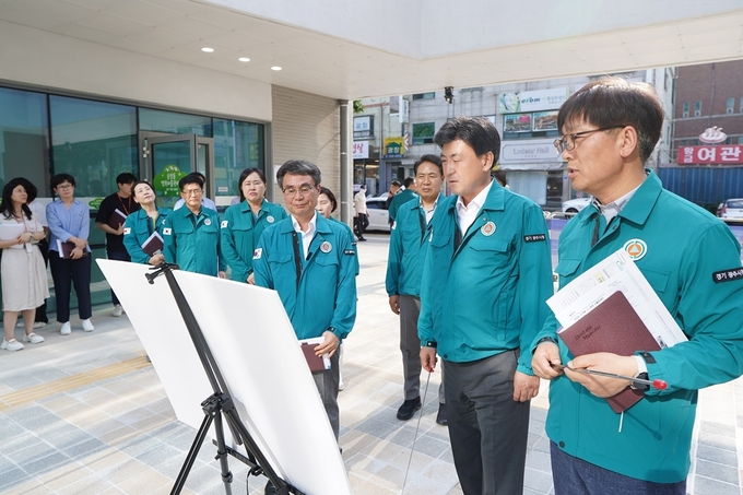 방세환 광주시장이 고산지구 문화누리센터를 방문해 시설 운영 현황을 점검하고 있다. (사진=광주시 제공)