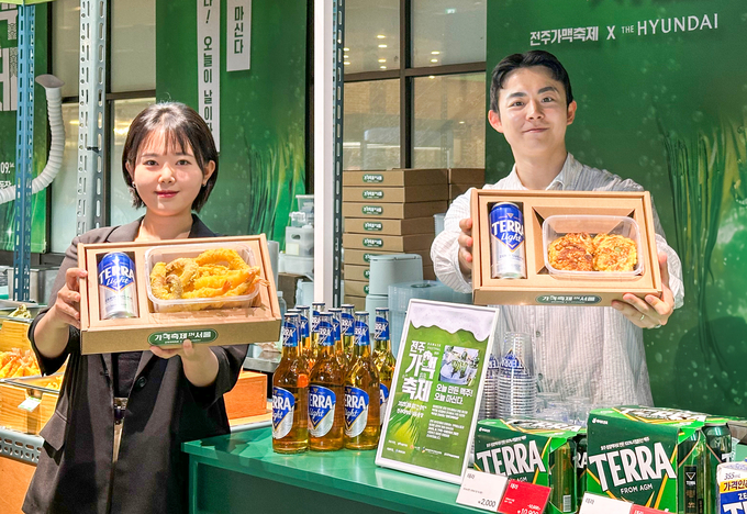 현대백화점 판교점에 마련된 전주가맥축제 팝업스토어에서 유명한 먹거리로 구성한 상품을 소개하고 있다. (사진=현대백화점 제공)