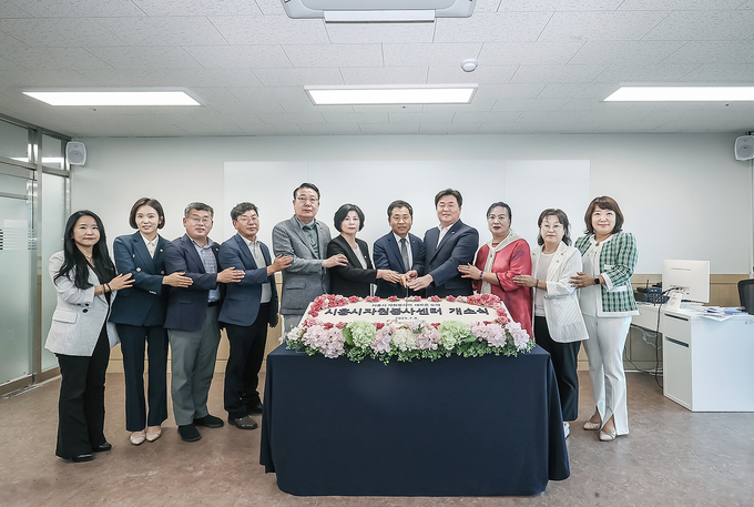 시흥시는 지난 9일 14만 자원봉사자의 오랜 염원을 반영해 시흥시 자원봉사센터를 대야동에서 시청 인근(새재로 13, 새오름빌딩 4·5층)으로 이전하고 개소식 개최 후 기념촬영을 했다. (사진=시흥시 제공)