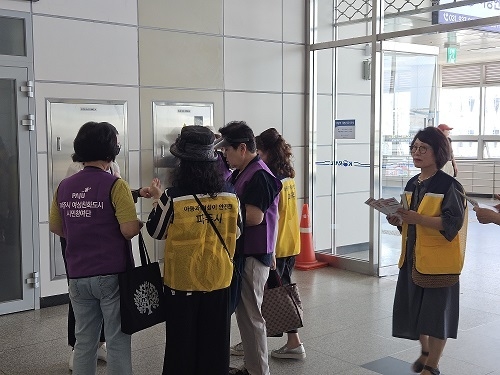 파주시는 경기도와 시민감시단과 함께 경의중앙선 역사 내 공중화장실을 대상으로 불법촬영기기 설치 합동 점검을 실시했다. (사진=파주시 제공)<br>

