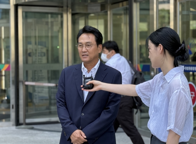  10일 오전 안민석 전 더불어민주당 의원이 수원지법에서 열린 최서원(개명 전 최순실)씨에 대한 명예훼손 혐의 1심 선고 재판을 마친 뒤 취재진에게 입장을 밝히고 있다. (사진=연합뉴스)