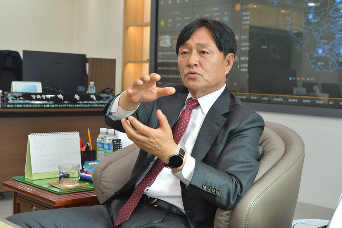 박용철 강화군수가 집무실에서 군정 현안에 대한 이야기를 나누고 있다. ( 사진 = 강화군 제공 )