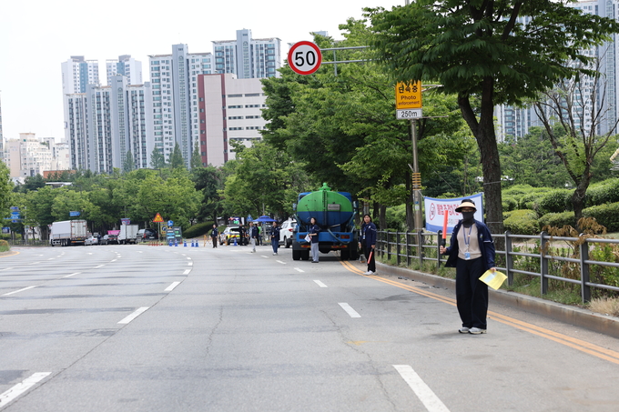 9일 수원월드컵경기장에서 열린 2025 동아시아축구연맹(EAFF) E-1 챔피언십(동아시안컵) 여자부 한국과 중국의 경기서 불법 주차 단속이 실시됐다. (사진=경기도수원월드컵경기장관리재단 제공)