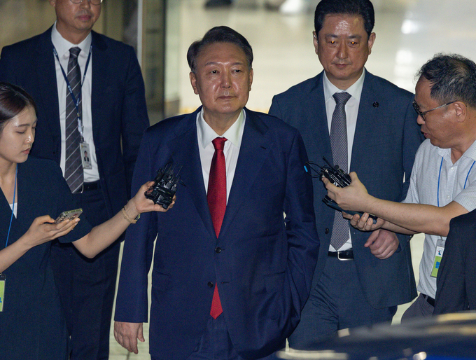  12·3 계엄사태과 관련해 특검의 수사를 받는 윤석열 전 대통령이 9일 서울 서초구 서울중앙지법에서 열린 구속 전 피의자 심문(영장실질심사)이 끝난 뒤 법원을 떠나고 있다. (사진=연합뉴스)
