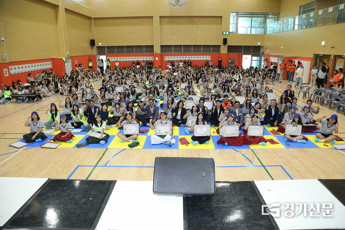 8일 안성맞춤공감센터에서 열린 ‘제3회 법사랑 골든벨’ 행사에 명륜여중 학생 100여 명이 참가해 각축을 벌리고 있다.(사진=안성시 제공)