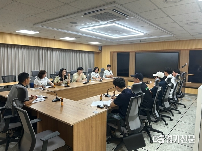 8일 개인형 이동장치(PM) 운영과 관련한 민원 증가에 대응하기 위해 안성시 도로시설과, 경찰서 및 운영 업체들이 논의 하고 있다. (사진=안성시 제공)