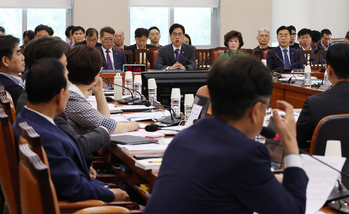 김민재 행정안전부 장관 직무대행(가운데)이 10일 국회에서 열린 행정안전위원회 전체회의에 출석해 의원 질의에 답변하고 있다.(사진=연합뉴스)