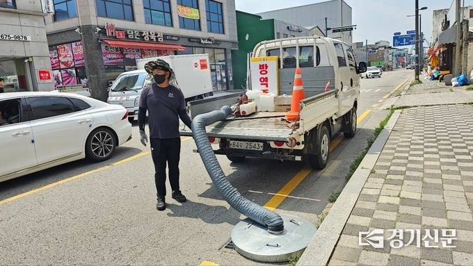 안성시 깔따구 주요 출몰 지역 하수관로에 연무 방역을 실시하고 있다. (사진=안성시 제공)