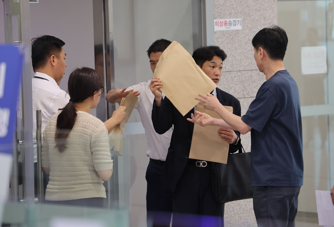  이명현 순직해병특검팀이 'VIP 격노설' 수사를 위해 10일 서울 용산구 국방부 청사에서 압수수색에 나서고 있다. (사진=연합뉴스)