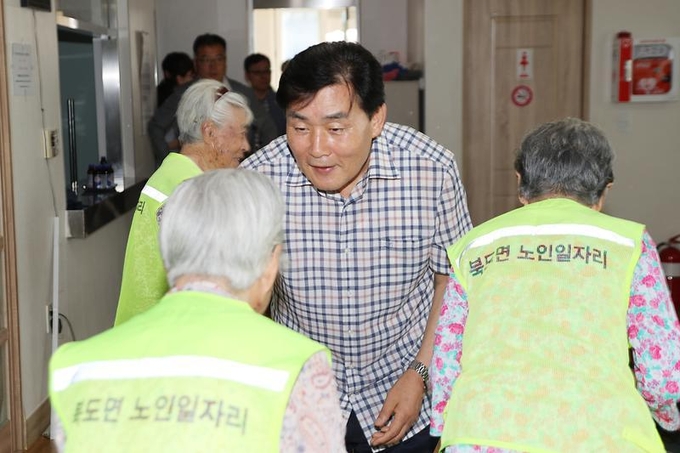 문경복 옹진군수가 북도면 노인일자리 사업현장을 방문해 노인들을 격려하고 있다. ( 사진 = 옹진군 제공 )