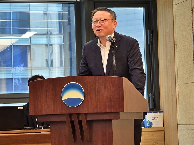 정진완 우리은행장이 10일 서울 중구 우리은행 본점에서 ‘포용적 금융 플랫폼’에 관한 기자설명회를 개최하고 중소기업과 소상공인을 위한 상생 방안을 설명하고 있다. (사진=우리은행 제공)