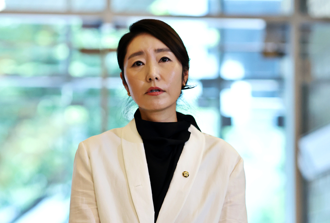 강선우 여성가족부 장관 후보자가 지난달 26일 인사청문회 준비 사무실이 마련된 서울 이마빌딩으로 들어서며 소감을 밝히고 있다. (사진=연합뉴스)