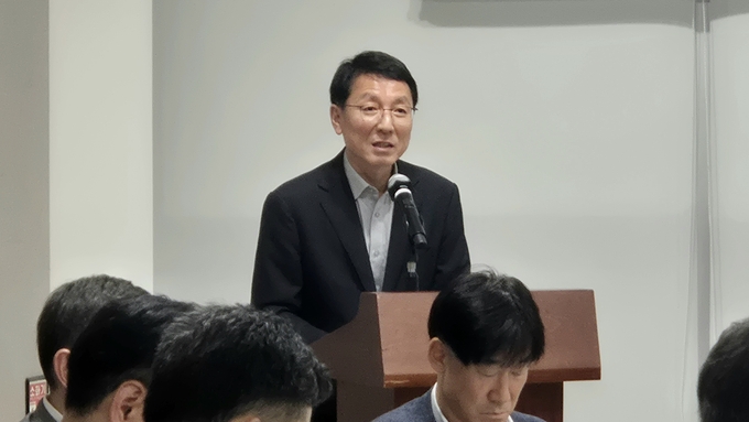 김성중 경기도 행정1부지사가 10일 오후 국회에서 경기도 국회의원 보좌진을 대상으로 ‘2026년도 경기도 주요 국비 사업 설명회’에서 인사말을 하고 있다. (사진=김한별 기자)