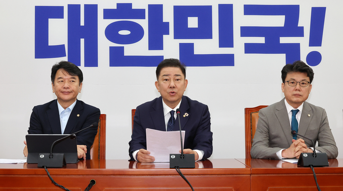 김병기 더불어민주당 당 대표 직무대행 겸 원내대표(가운데)가 10일 국회에서 열린 정책조정회의에서 발언하고 있다. (사진=연합뉴스)