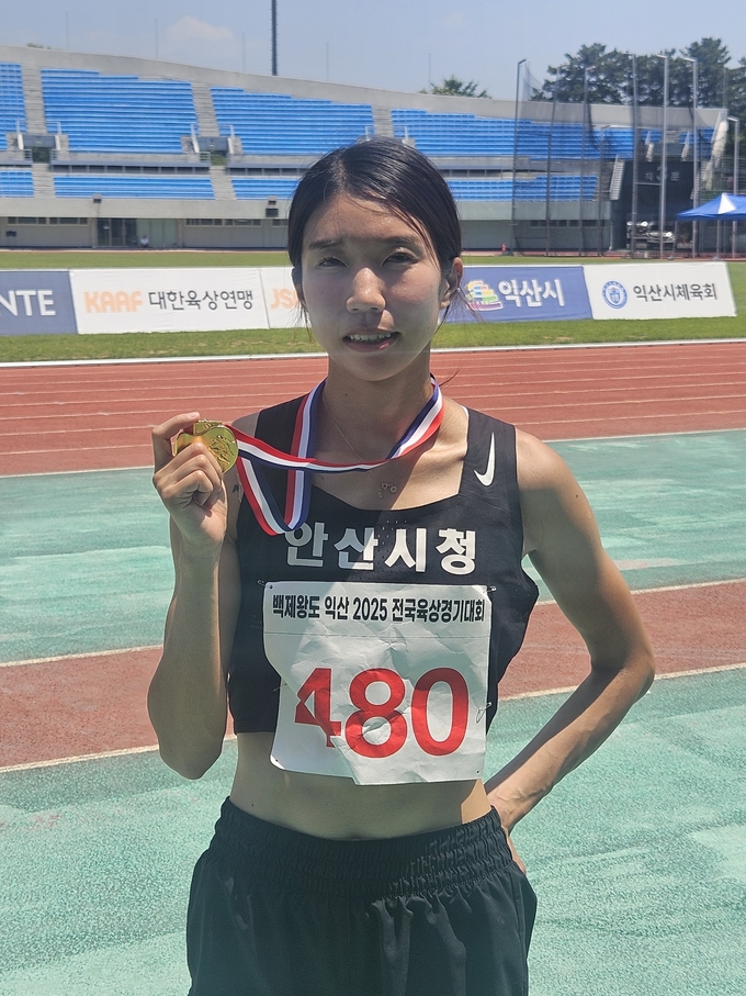 10일 전북 익산종합운동장에서 열린 '백제왕도 익산 2025 전국육상경기대회' 마지막 날 여자일반부 100m 허들에서 우승을 차지한 류나희(안산시청)가 기념사진을 찍고 있다. (사진=안산시청 육상팀 제공)