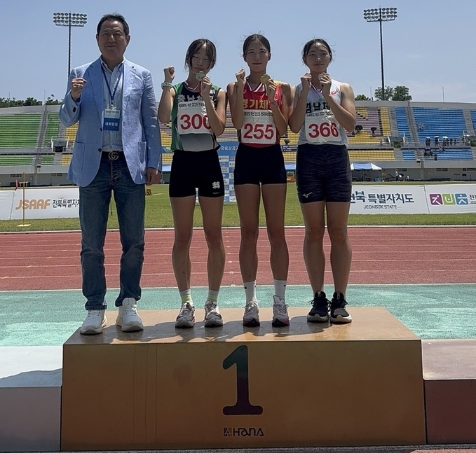 10일 전북 익산종합운동장에서 열린 '백제왕도 익산 2025 전국육상경기대회' 마지막 날 여자고등부 1500m에서 우승한 공지민(오른쪽 두번째·경기체고)이 기념사진을 찍고 있다. (사진=경기체고 육상팀 제공)