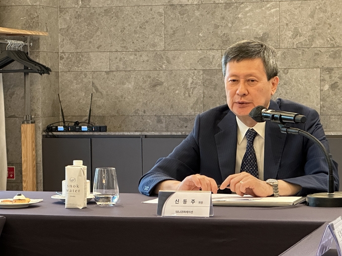 신동주 SDJ코퍼레이션 회장이 10일 용산 몬드리안 호텔에서 한국 언론과의 공동 기자회견을 진행하고 있다. (사진=SDJ코퍼레이션 제공)