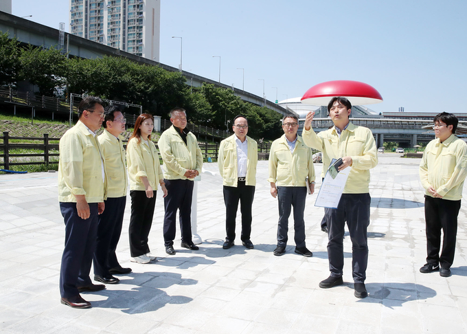 광명시의회는 10일 안양천 물놀이장을 시작으로 철산배수펌프장, 11R 재개발 공사 현장 등을 차례대로 방문해 시설 운영 실태와 안전관리 상태를 점검했다. (시진=광명시의회 제공)