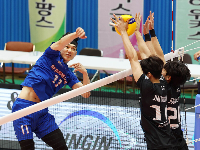 10일 충북 단양국민체육센터에서 열린 '2025 한국실업배구연맹 & 프로배구 퓨처스 챔프전 단양대회' 마지막 날 남자부 결승 화성시청과 천안 현대캐피탈의 경기에서 화성시청 이현승이 공격하고 있다. (사진=한국실업배구연맹 제공)