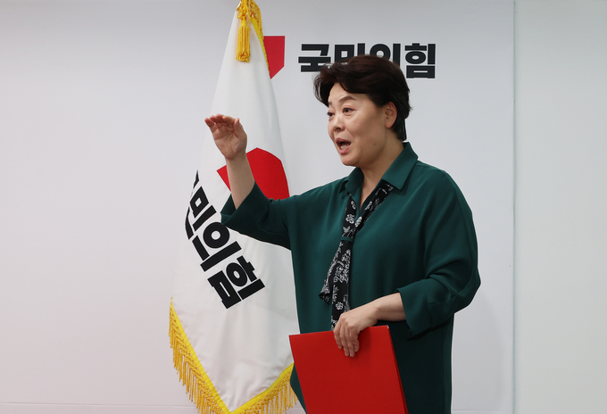 윤희숙 국민의힘 혁신위원장이 10일 서울 여의도 당사에서 제1차 혁신위원회 회의 결과를 브리핑을 마치고 나오며 취재진의 질문에 답하고 있다. (사진=연합뉴스)