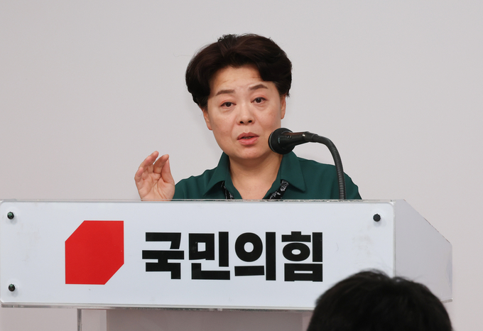 윤희숙 국민의힘 혁신위원장이 10일 서울 여의도 당사에서 제1차 혁신위원회 회의 결과를 브리핑하고 있다. (사진=연합뉴스)