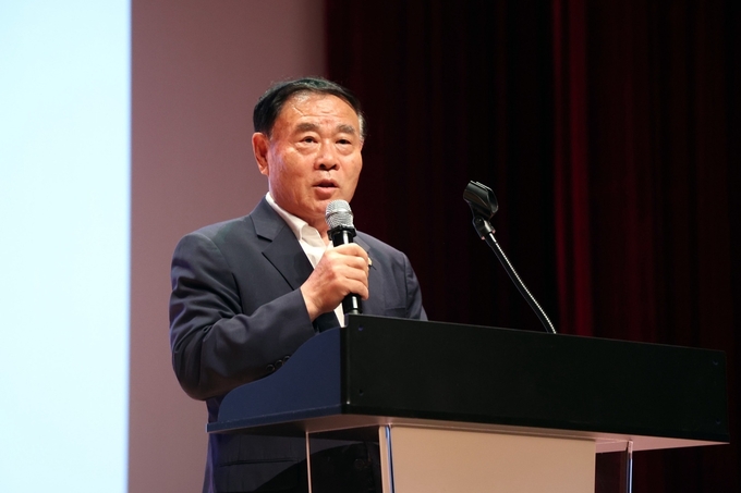 10일 '2025 직업계고 직업진로캠프 총평보고회'에 참석한 이재식 수원시의회 의장이 발언하고 있다. (사진=수원시의회 제공)