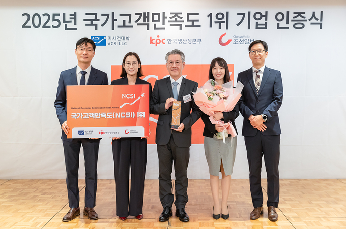 코웨이가 ‘2025 국가고객만족도(NCSI)’ 조사에서 정수기, 헬스케어 안마가전, 렌탈케어서비스 부문 1위에 선정됐다. 지난 9일 서울 중구 롯데호텔에서 진행된 시상식에서 서장원 코웨이 대표이사(가운데)와 이용준 코웨이 고객품질본부장(왼쪽 첫 번째) 및 관계자들이 기념 촬영을 하고 있다. (사진=코웨이 제공)