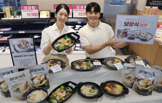 이마트 용산점에서 모델들이 이색 초복 대전 상품을 소개하고 있다. (사진=이마트 제공)
