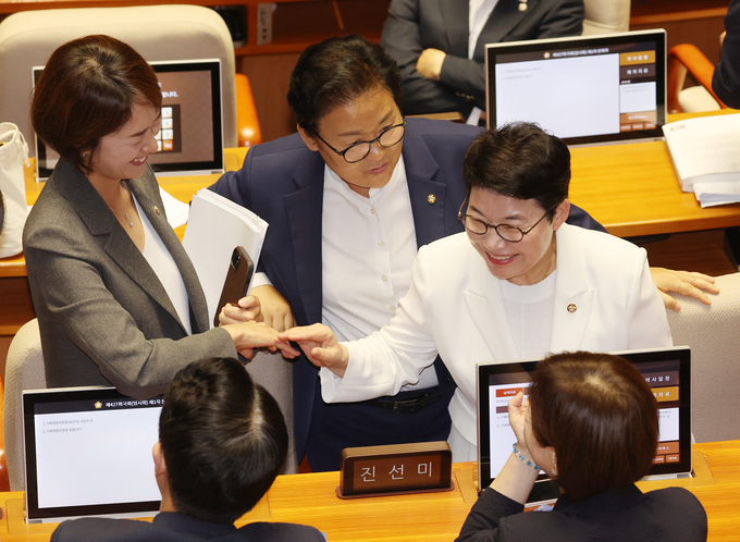 10일 국회 본회의에서 기획재정위원장에 선출된 임이자 국민의힘 의원(오른쪽)이 의원들과 인사를 나누고 있다. (사진=연합뉴스)