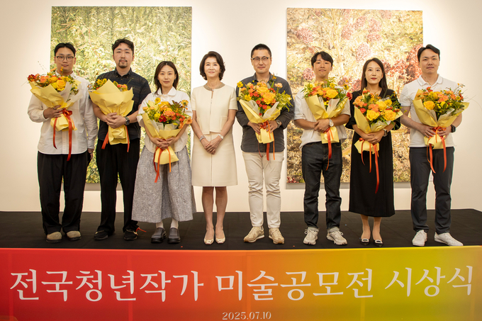 우현희 호반문화재단 이사장(왼쪽 4번째)이 ‘2025 H-EAA’ 시상식에서 수상 작가들과 기념촬영을 하고 있다. (사진=호반그룹 제공)