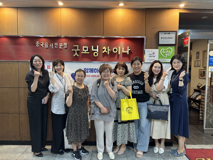 신규 후원지원단(굿모닝차이나) 섭외 후 기념촬영 중인 TF 위원들. (사진=부천시청소년상담복지센터)