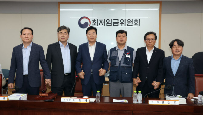 10일 정부세종청사에서 열린 제12차 전원회의에서 참석자들이 함께하고 있다. (사진=연합뉴스)