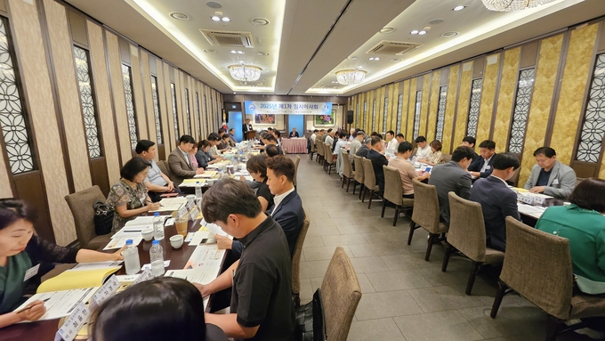 11일 수원시 가보정에서 진행된 '2025년 제1차 임시이사회'에 참석한 수원시체육회 이사들이 안건을 심의하고 있다. (사진-유창현 기자)