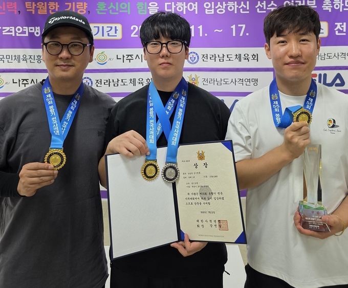 12일 전남 나주시 전라남도국제사격장에서 열린 '제55회 봉황기 전국사격대회' 2일째 남자일반부 공기권총 단체전에서 우승을 차지한 경기도청 선수들이 기념사진을 찍고 있다. (사진=경기도청 사격팀 제공)