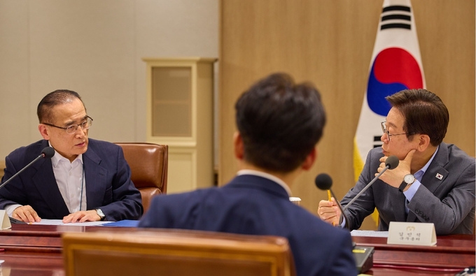 이재명 대통령이 지난 10일 서울 용산 대통령실 청사에서 열린 국가안전보장회의(NSC) 전체회의에 참석해 위성락 국가안보실장과 논의하고 있다. (사진=대통령실 제공)