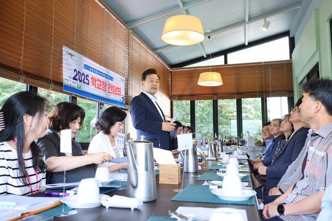 김성제 의왕시장이 학교장들과의 간담회에서 인사말을 하고 있다. (사진=의왕시 제공)