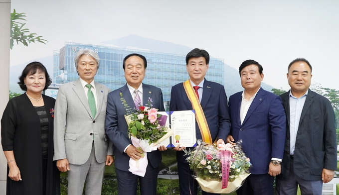 방세환 광주시장이 신경택 경기도지부회장으로 부터 자유민주주의 발전 공로로 ‘자유장’을 수여하고 있다. (사진=광주시 제공)