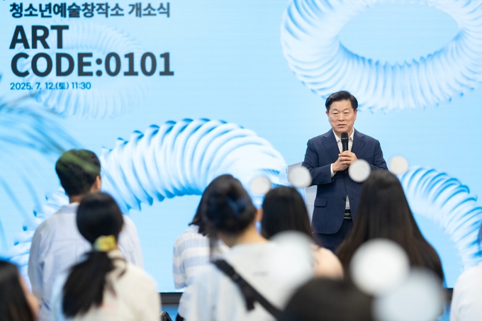 박승원 광명시장이 지난 12일 '청소년예술창작소' 개소식 참석자들과 소통하고 있다. (사진=광명시 제공)