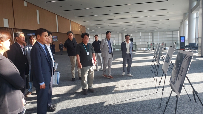 지난 11일 황효진 글로벌도시정무부시장이 송도컨벤시아를 찾아 준비상황을 점검하고 있다. ( 사진 = 인천시 제공 ) 