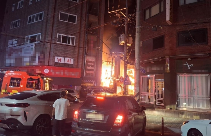 지난 12일 인천 계양구 계산동 건축자재 유통업체에서 화재가 발생했다. ( 사진 = 인천소방본부 제공 )
