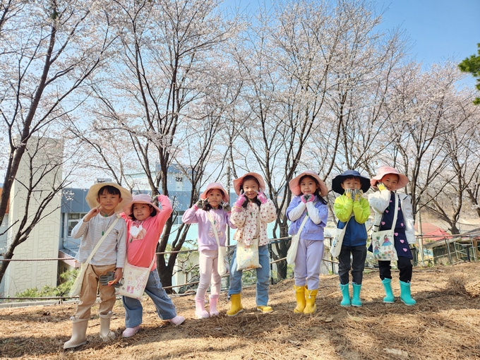 안성 죽화초등학교 숲놀이터.와 학생들. (사진=죽화초등학교 제공)