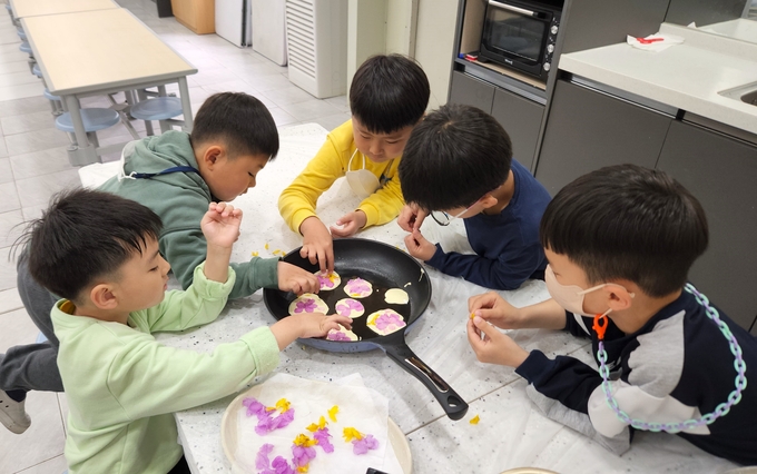 안성 죽화초등학교 학생들이 화전을 만들고 있다. (사진=죽화초등학교 제공)