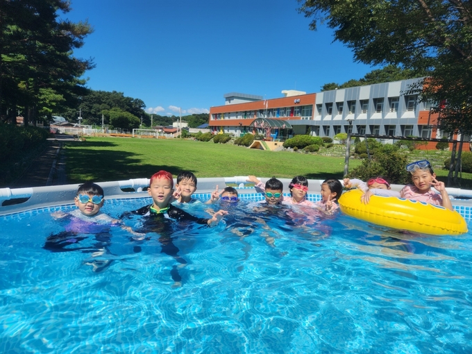 안성 죽화초등학교에 설치된 간이 수영장에서 학생들이 수영하고 있다. (사진=죽화초등학교 제공)