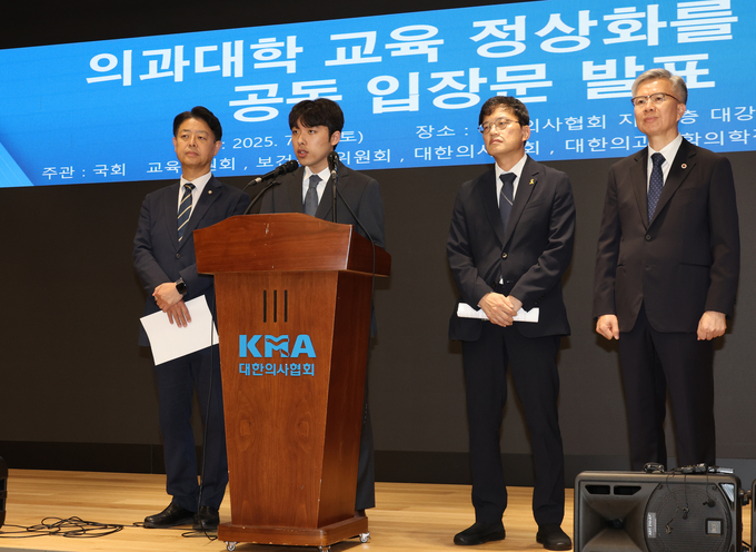 지난 12일 서울 용산구 대한의사협회에서 이선우 대한의과대학·의학전문대학원학생협회 비대위원장이 국회 교육위원회, 보건복지위원회, 대한의사협회와 함께 '의과대학 교육 정상화를 위한 공동 성명서' 발표에 앞서 발언을 하고 있다. 왼쪽부터 김영호 국회 교육위원장, 이선우 비대위원장, 박주민 국회보건복지위원장, 김택우 대한의사협회장. (사진=연합뉴스)
