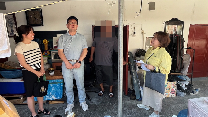  지난 10일 김현수 수원시 제1부시장을 비롯한 행정복지센터 복지 담당 공무원들이 남수동 쪽방촌을 방문해 주민의 안부를 묻고 있다. (사진=수원시 제공)