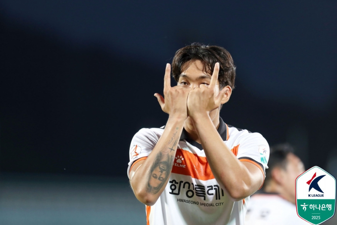 12일 천안종합운동장에서 열린 하나은행 K리그2 20라운드 화성FC와 천안시티FC의 경기. 화성 함선우가 세리머니를 펼치고 있다. (사진=한국프로축구연맹 제공)
