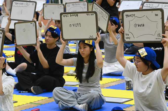 13일 광주시 문화스포츠센터에서 열린 '청소년 평화통일 골든벨'에서 학생들이 문제를 풀고 있다.