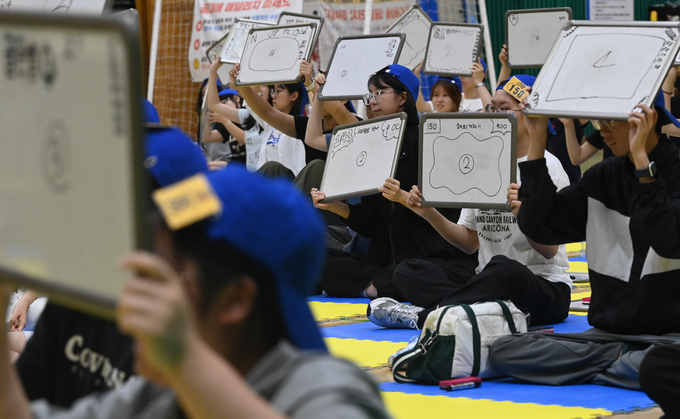 13일 광주시 문화스포츠센터에서 열린 '청소년 평화통일 골든벨'에서 학생들이 문제를 풀고 있다.