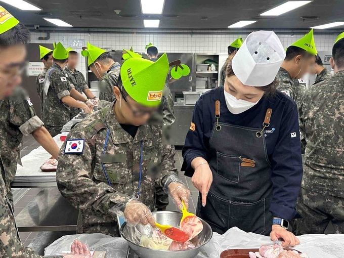 BBQ가 '치킨대학'에서 육군 7군단 소속 전역 대상 장병 26명에게 치킨캠프로 직업체험을 진행했다. (사진=BBQ 제공)